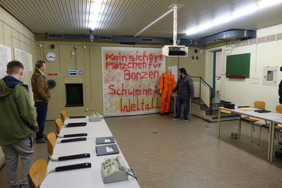 Stabsraum mit Parole die bei den Einbrüchen hinterlassen wurde